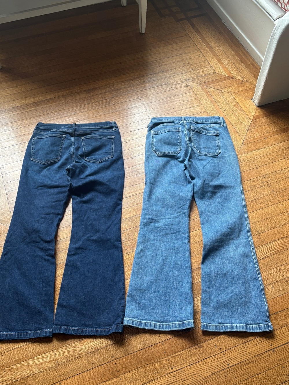 2x GAP women 70s Flare Jeans in Dark Blue and Light Blue Denim - Picture 3 of 4